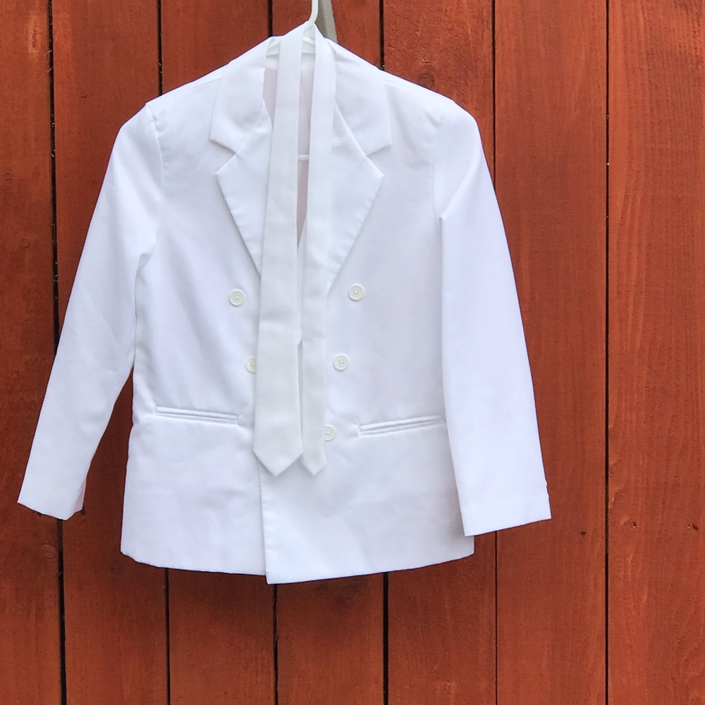 White suit + white tie